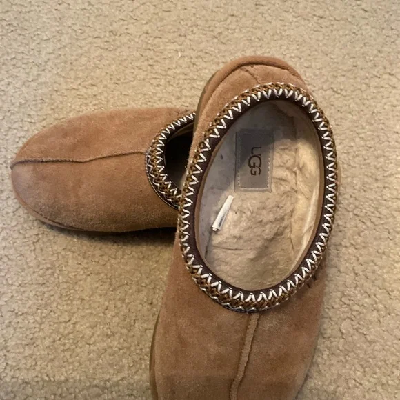 Ugg Clogs. Sz. 9 - Picture 2 of 5